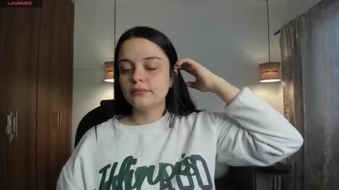  Bella Hadid  online show from 8, 10, 2025