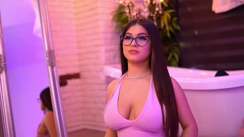 Snapshot of bellanoirre chatting on 8, 10, 2025 Bella online show from 8, 10, 2025