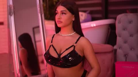 Snapshot of bellanoirre chatting on 28, 11, 2025 Bella online show from 28, 11, 2025