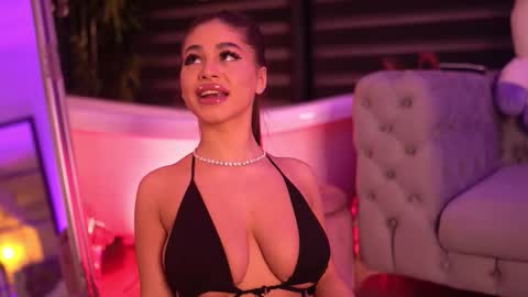 Snapshot of bellanoirre chatting on 19, 12, 2025 Bella online show from 19, 12, 2025