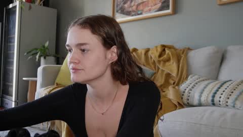 Snapshot of bellebabyboo chatting on 5, 1, 2025 BELLE online show from 5, 1, 2025