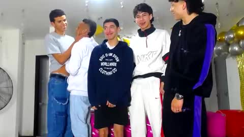 Snapshot of benz_boys chatting on 3, 2, 2025 benz boys online show from 3, 2, 2025