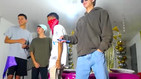 Snapshot of benz_boys chatting on 13, 2, 2025 benz boys online show from 13, 2, 2025