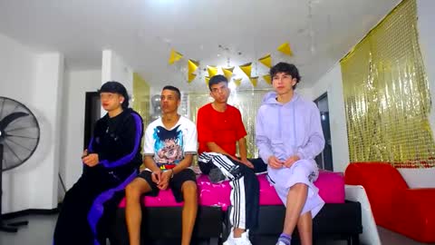 Snapshot of benz_boys chatting on 24, 2, 2025 benz boys online show from 24, 2, 2025