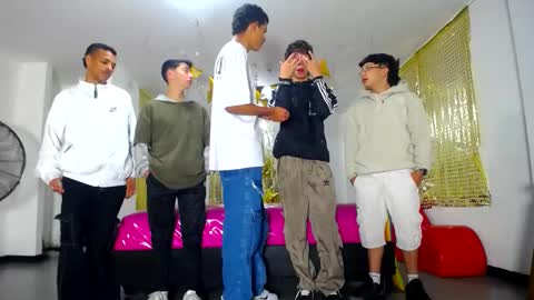 Snapshot of benz_boys chatting on 3, 3, 2025 benz boys online show from 3, 3, 2025