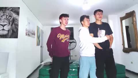 Snapshot of benz_boys chatting on 8, 10, 2025 benz boys online show from 8, 10, 2025