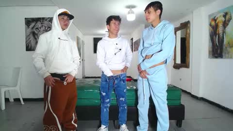 Snapshot of benz_boys chatting on 31, 10, 2025 benz boys online show from 31, 10, 2025