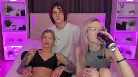 Snapshot of best_trip chatting on 15, 2, 2025 Danny and Kira online show from 15, 2, 2025