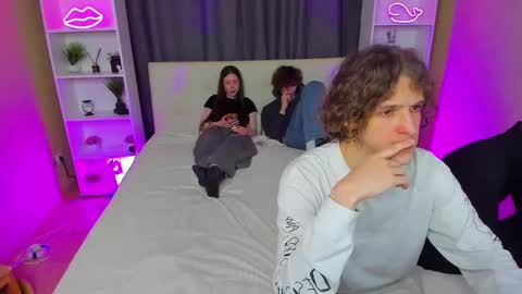 Snapshot of best_trip chatting on 4, 3, 2025 Danny and Kira online show from 4, 3, 2025