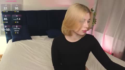 Snapshot of best_trip chatting on 13, 10, 2025 Danny and Kira online show from 13, 10, 2025