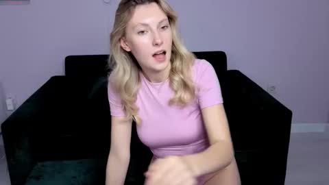 Snapshot of best_trip chatting on 11, 11, 2025 Danny and Kira online show from 11, 11, 2025