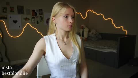 Snapshot of bestblondiiecb chatting on 3, 3, 2025 Chloe Next stream on Friday online show from 3, 3, 2025