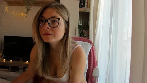 Snapshot of bestgirl_ofthe_neighborhood chatting on 12, 12, 2024 Vicky online show from 12, 12, 2024