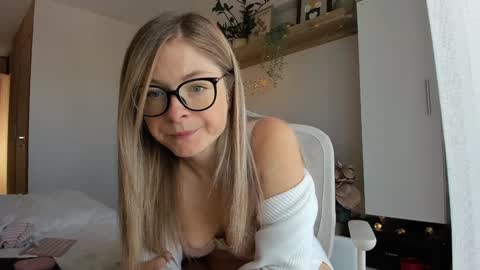 Snapshot of bestgirl_ofthe_neighborhood chatting on 13, 10, 2025 Vicky online show from 13, 10, 2025