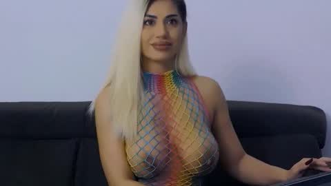 Snapshot of bethierusse chatting on 6, 11, 2025 bethierusse online show from 6, 11, 2025