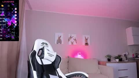 Snapshot of bigboobsalise chatting on 16, 12, 2025 Alise online show from 16, 12, 2025