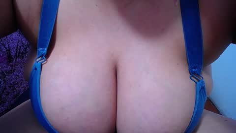 Snapshot of bigg_boobs_xxx chatting on 25, 10, 2025 Sunny online show from 25, 10, 2025