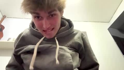 Snapshot of bigskinnyboyshh chatting on 24, 12, 2024 bigskinnyboyshh online show from 24, 12, 2024