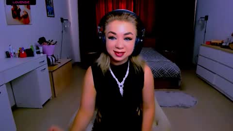 Snapshot of blinkofeyess chatting on 10, 9, 2025 Nicole online show from 10, 9, 2025