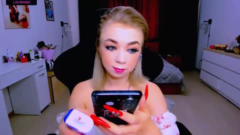 Snapshot of blinkofeyess chatting on 11, 9, 2025 Nicole online show from 11, 9, 2025