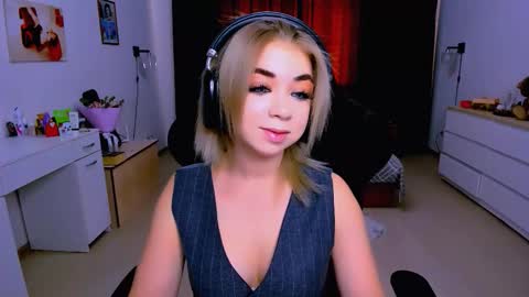 Snapshot of blinkofeyess chatting on 12, 9, 2025 Nicole online show from 12, 9, 2025