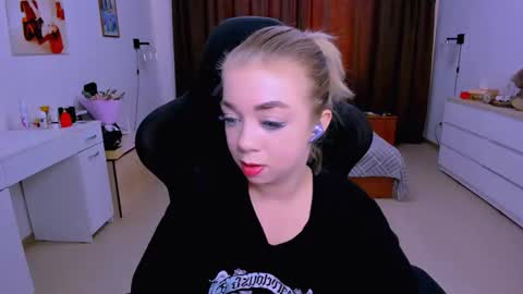 Snapshot of blinkofeyess chatting on 25, 9, 2025 Nicole online show from 25, 9, 2025