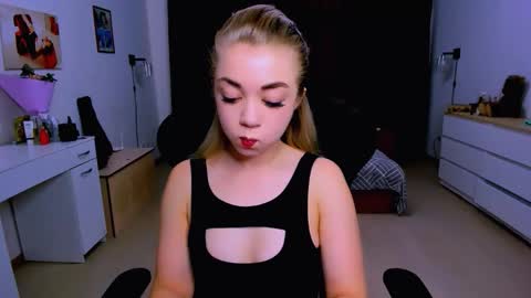 Snapshot of blinkofeyess chatting on 6, 10, 2025 Nicole online show from 6, 10, 2025