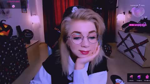 Snapshot of blinkofeyess chatting on 9, 10, 2025 Nicole online show from 9, 10, 2025