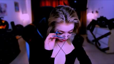 Snapshot of blinkofeyess chatting on 10, 10, 2025 Nicole online show from 10, 10, 2025