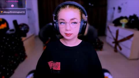 Snapshot of blinkofeyess chatting on 20, 10, 2025 Nicole online show from 20, 10, 2025