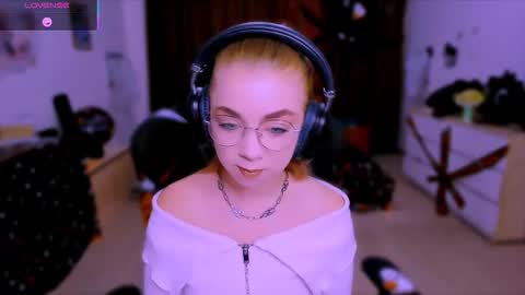 Snapshot of blinkofeyess chatting on 22, 10, 2025 Nicole online show from 22, 10, 2025