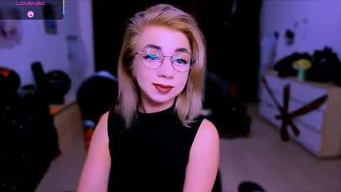 Snapshot of blinkofeyess chatting on 23, 10, 2025 Nicole online show from 23, 10, 2025