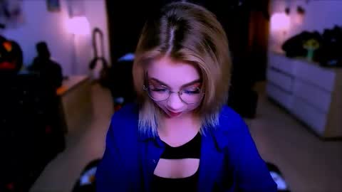 Snapshot of blinkofeyess chatting on 30, 10, 2025 Nicole online show from 30, 10, 2025