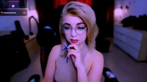 Snapshot of blinkofeyess chatting on 6, 11, 2025 Nicole online show from 6, 11, 2025