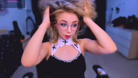 Snapshot of blinkofeyess chatting on 7, 11, 2025 Nicole online show from 7, 11, 2025