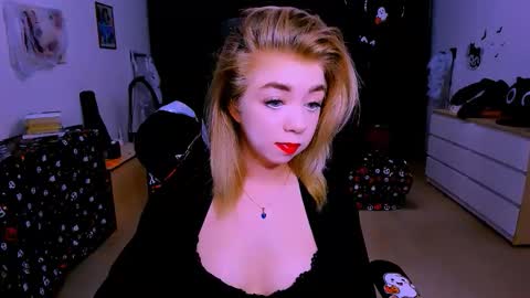 Snapshot of blinkofeyess chatting on 8, 11, 2025 Nicole online show from 8, 11, 2025