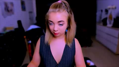 Snapshot of blinkofeyess chatting on 10, 11, 2025 Nicole online show from 10, 11, 2025