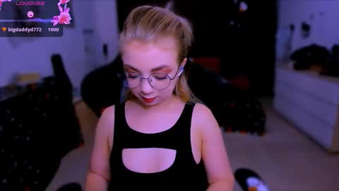 Snapshot of blinkofeyess chatting on 12, 11, 2025 Nicole online show from 12, 11, 2025