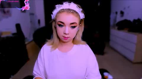 Snapshot of blinkofeyess chatting on 16, 11, 2025 Nicole online show from 16, 11, 2025