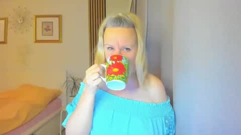 Snapshot of blonde_angel20 chatting on 30, 12, 2024 Nicole online show from 30, 12, 2024