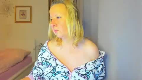 Snapshot of blonde_angel20 chatting on 6, 1, 2025 Nicole online show from 6, 1, 2025