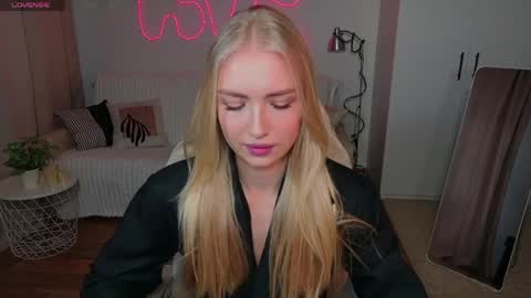 Snapshot of blonde_vibe chatting on 4, 4, 2026 Nessa online show from 4, 4, 2026