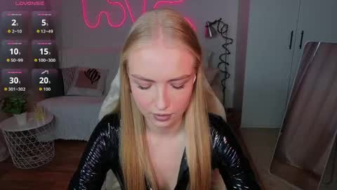 Snapshot of blonde_vibe chatting on 27, 4, 2026 Nessa online show from 27, 4, 2026