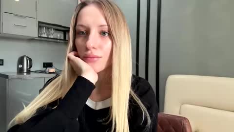 Snapshot of blondi_bondi chatting on 15, 12, 2024 Viktoriia online show from 15, 12, 2024