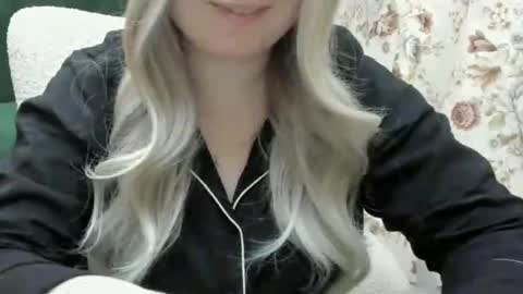 Snapshot of blondymargaret chatting on 24, 2, 2025 blondymargaret online show from 24, 2, 2025