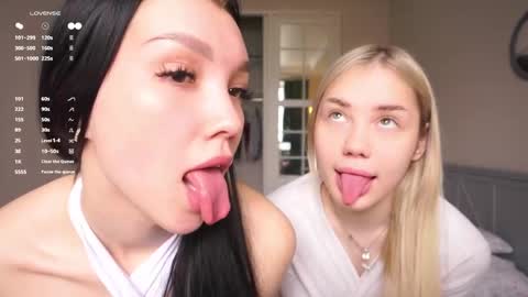 Snapshot of blue_bow chatting on 18, 4, 2026 Adeline online show from 18, 4, 2026