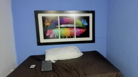Snapshot of bluee_lov chatting on 12, 9, 2025 bluee_lov online show from 12, 9, 2025