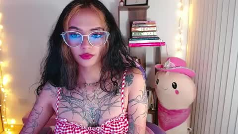 Snapshot of bluee_v chatting on 15, 9, 2025 Im Abril .. Nice to meet you thumb up me please its important INDEPENDENT MODEL online show from 15, 9, 2025