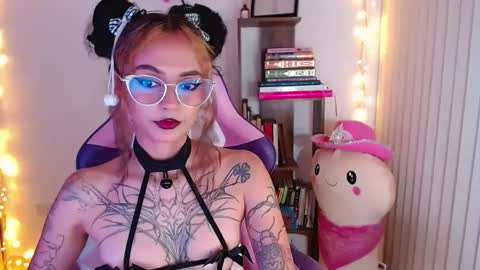 Snapshot of bluee_v chatting on 16, 9, 2025 Im Abril .. Nice to meet you thumb up me please its important INDEPENDENT MODEL online show from 16, 9, 2025