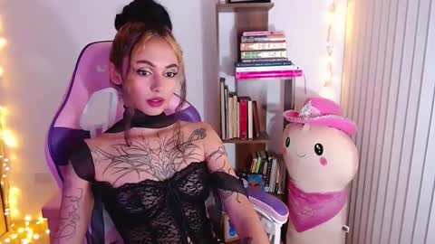 Snapshot of bluee_v chatting on 17, 9, 2025 Im Abril .. Nice to meet you thumb up me please its important INDEPENDENT MODEL online show from 17, 9, 2025